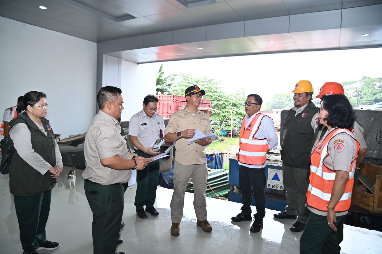 Kepala BNPB Letjen TNI Suharyanto beserta jajaran pejabat tinggi BNPB, meninjau Gudang BNPB yang terletak di Jatiasih, Bekasi, Jawa Barat pada Kamis (27/4).